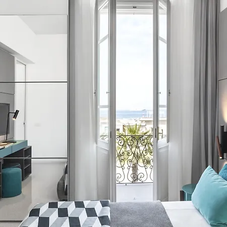 Plaza E De Russie - Relais & Chateaux Hotel 5*