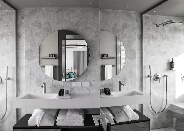 Plaza E De Russie - Relais & Chateaux Hotel